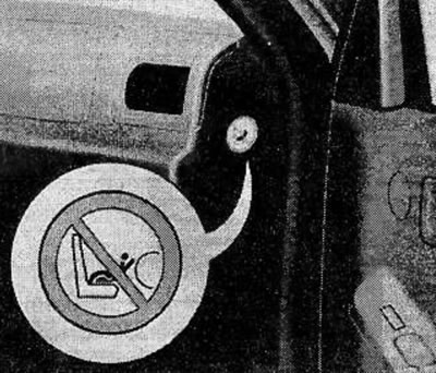 Prítomnosť airbagu spolujazdca vpredu je označená nálepkou s nápisom «Airbaq», ktorá sa nachádza na…