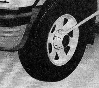 Папярэджанне! Пераканайцеся, што надзейна заблакавалі кола, бо аўтамабіль можа перамясціцца і…