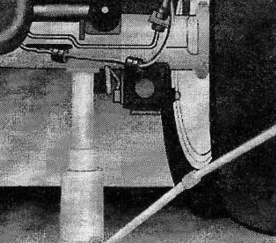 2. Дамкратам падніміце перадпакой частка аўтамабіля, усталяваўшы апорную планку дамкрата ў…