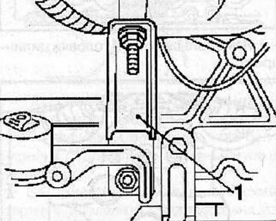 Install the intake manifold support (1) and secure with bolts, tightening them to a torque of 22 Nm.