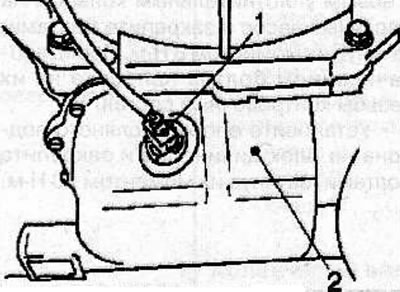 Disconnect the oil level sensor connector (1).