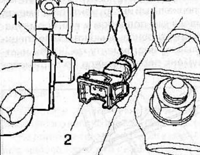 Disconnect the connector (2) of the engine oil level sensor (1).
