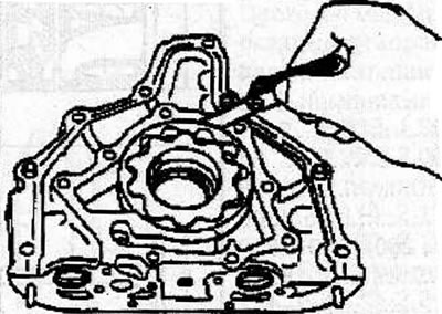 Maximum permissible clearance between the outer rotor and the oil pump housing: 0.20 mm