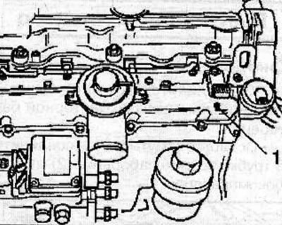 Remove the bolts and remove the upper section of the intake manifold (1) from the lower section.