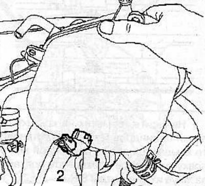 Connect the connector (2) to the expansion tank, install the tank and secure with 3 bolts (1).