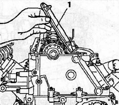 Install the guide (1) of the single-row chain in accordance with the previously applied marks.