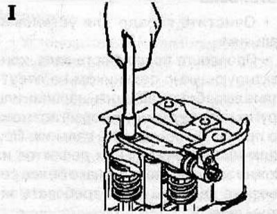 I Strângeți manual șurubul cu capul Torx, nu folosiți mânerul cheii.