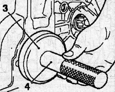 Using special tools KM-934-2 (3) and KM-454-4 or KM-523-2 (4), press the oil seal into place.