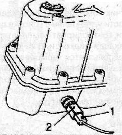 Disconnect the connector (1) of the oil temperature sensor (2).
