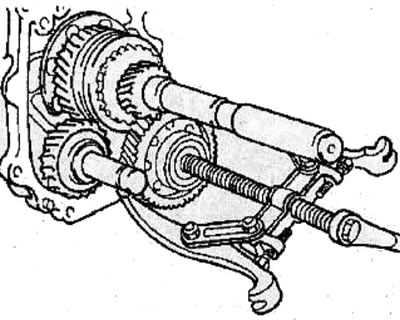 Using a two-jaw puller, remove the bearing and 5th gear from the intermediate shaft.