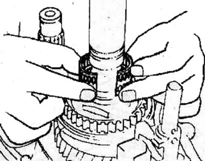 Remove the two halves of the 5th gear needle bearing and the synchronizer ring from the main shaft.