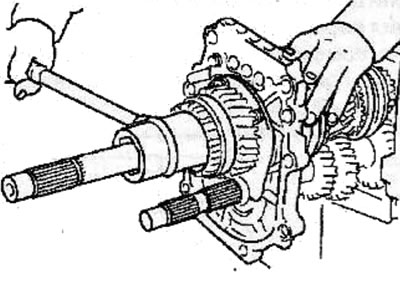 Using the special tool KM-776-A, unscrew the nut securing the 5th gear/reverse gear synchronizer…