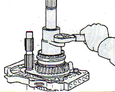 Using the special tool KM-776-A, tighten the main shaft nut to a torque of 137 N·m.