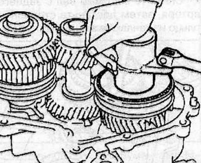 Za pomocą specjalnego narzędzia KM-776-A zabezpieczyć wał główny przed obracaniem się, za pomocą…