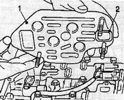 Remove the oil filter (1) with the gasket (2).