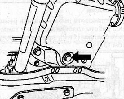 Remove the plug (arrow) and drain the transmission fluid from the gearbox.