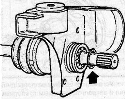 Remove the snap ring (arrow) and bearing from the drive shaft.