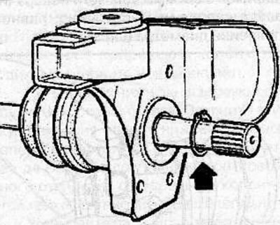 Remove the retaining ring (arrow) and seal, then remove the bracket from the drive shaft.
