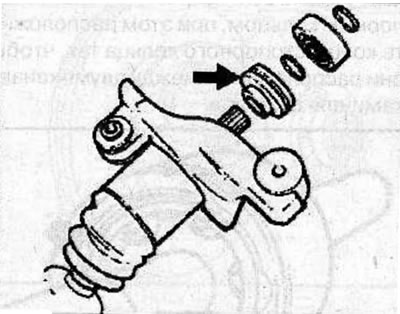 Install a new oil seal (arrow) and retaining ring.
