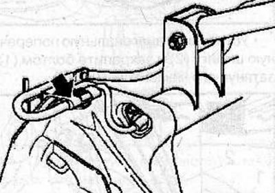 Remove the ABS sensor connector (arrow) from the differential housing.