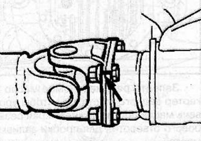Mark the relative position and disconnect the propeller shaft from the rear axle gearbox flange.