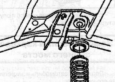Lower the rear axle slightly and remove the coil springs together with the rubber vibration dampers.