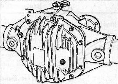 Remove 10 bolts and remove the differential cover from the rear axle housing and drain the oil.