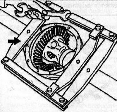 Using the special tool KM-2263 (arrows), expand the rear axle housing and remove the differential…