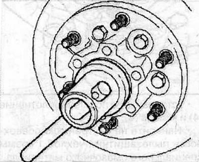 Using a special KM-741 wrench, unscrew the hub mounting nut.