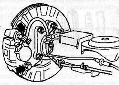 Remove the bolts (arrows) and remove the caliper assembly from the hub support.