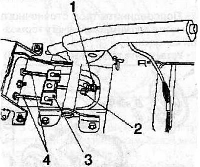Loosen the lock nut (1) and unscrew the adjusting nut.