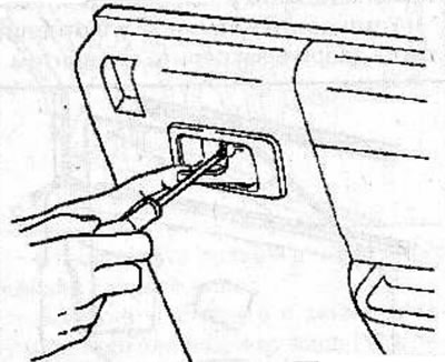 Conectați tija la mânerul interior de deblocare a ușii, instalați mânerul pe ușă și fixați mânerul…