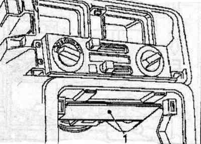 Remove the insulating plate (1) from the bottom of the heating and ventilation control unit.