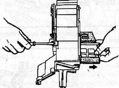 Use a screwdriver to lift the latch and remove the air flow distribution mode selection flap.