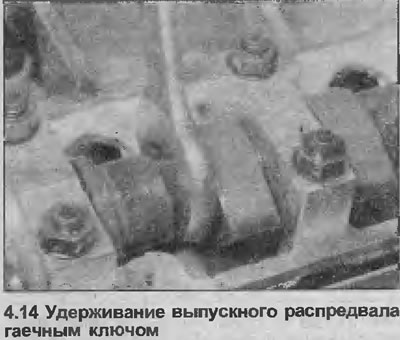 14. Држећи брегасто вратило од окретања по контури брега, одврните вијак зупчаника брегастог…
