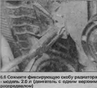 6. Strângeți și îndepărtați cele două cleme de fixare a radiatorului situate în colțurile…
