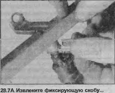 7. Aby wyjąć wtryskiwacz z przewodu paliwowego, należy zdjąć metalową obejmę za pomocą śrubokręta,…
