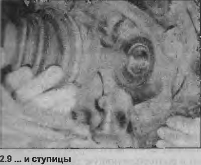 9. Уклоните спољни крај погонског вратила из главчине и уклоните погонско вратило из возила…