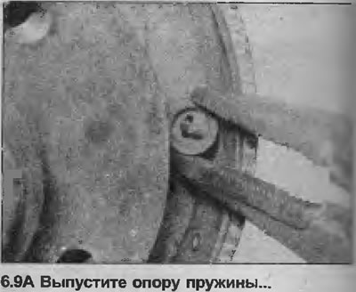 9. Зніміце апорныя стойкі і спружыны калодак (разам з іх апорамі), націснуўшы на апоры спружын і…
