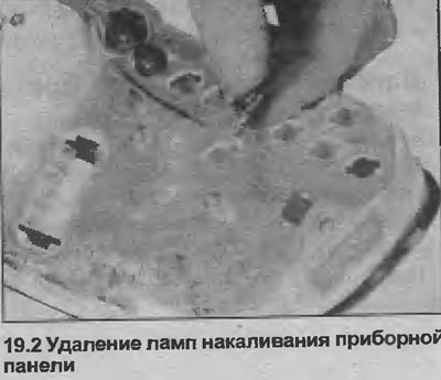 2. Окрените одговарајући држач лампе у смеру казаљке на сату и уклоните га са штампане плоче на…