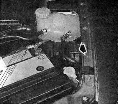 Pompa powietrza wtórnego (strzałka) w pojazdach z silnikiem 16 V jest zamontowana z przodu po lewej…