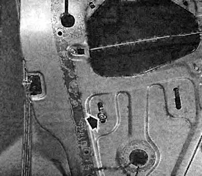 Po lewej: Za pomocą tej śruby (strzałka) można w razie potrzeby wyregulować montaż okna.