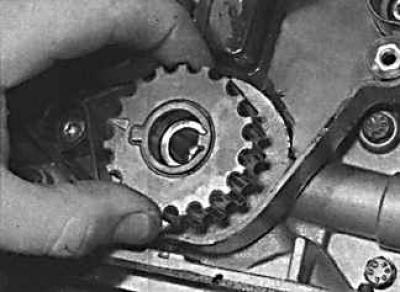 1. Check that the woodruff key is located in the crankshaft keyway.