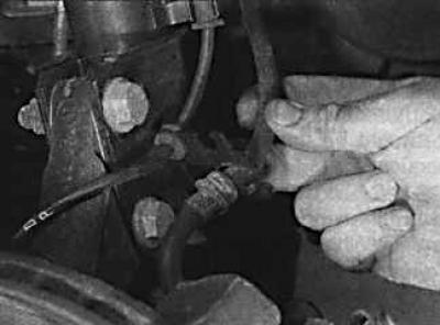 4. Remove the brake hose fastening.