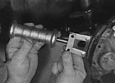3. Remove the anti-rattle spring.