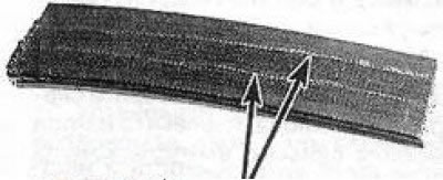 Трещины, идущие в продольном направлении параллельно ребрам ремня