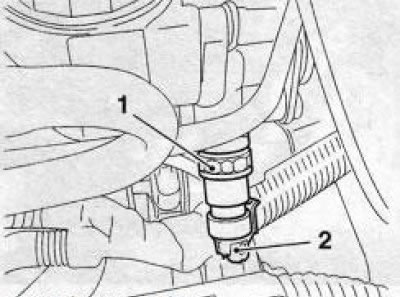 15.13 Conector (2) al cablajului senzorului (1) al presiunii uleiului de motor (motor Z20NET)