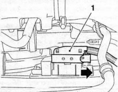 7.25 Connector (1) of the wiring harness of the cooling system control module - the arrow indicates…