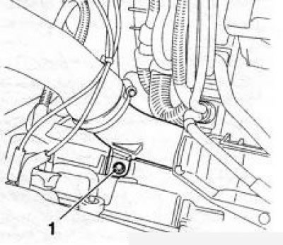 7.26 Loosen the mounting bolt (1) and disconnect the pipe from the charge air cooler (y20DTH/Y22DTR…