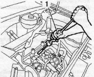 14.1b С помощта на инструмента KM-328-B (1) отстранете инжектора от главата на цилиндъра (двигател…